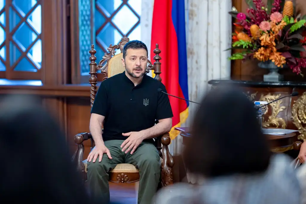 Zelensky confirme le retour de 270 Ukrainiens grâce à une médiation émiratie et annonce des pourparlers à Abou Dhabi
